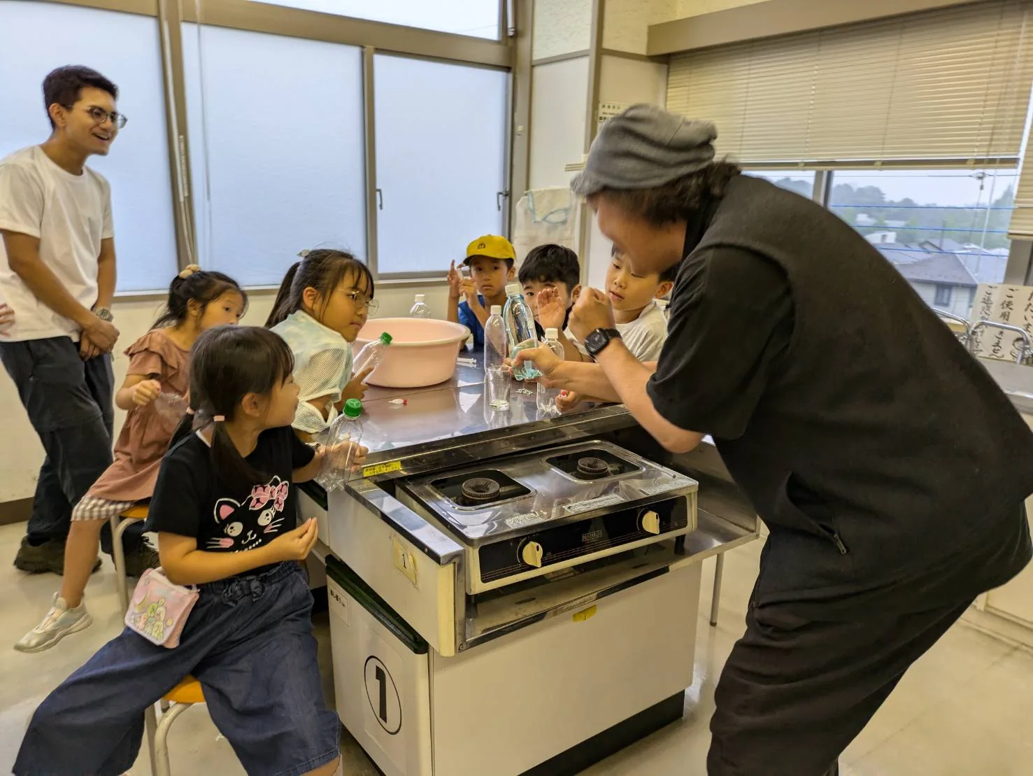 講師と一緒に新しい体験に出会う子どもたち