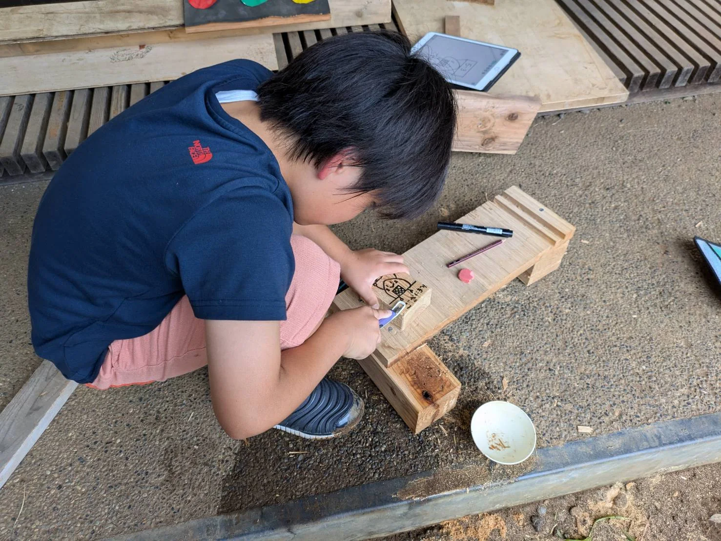 ものづくりに取り組む子ども