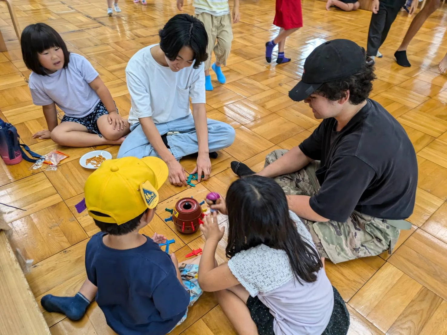 大人と子どもが輪になって過ごす活動
